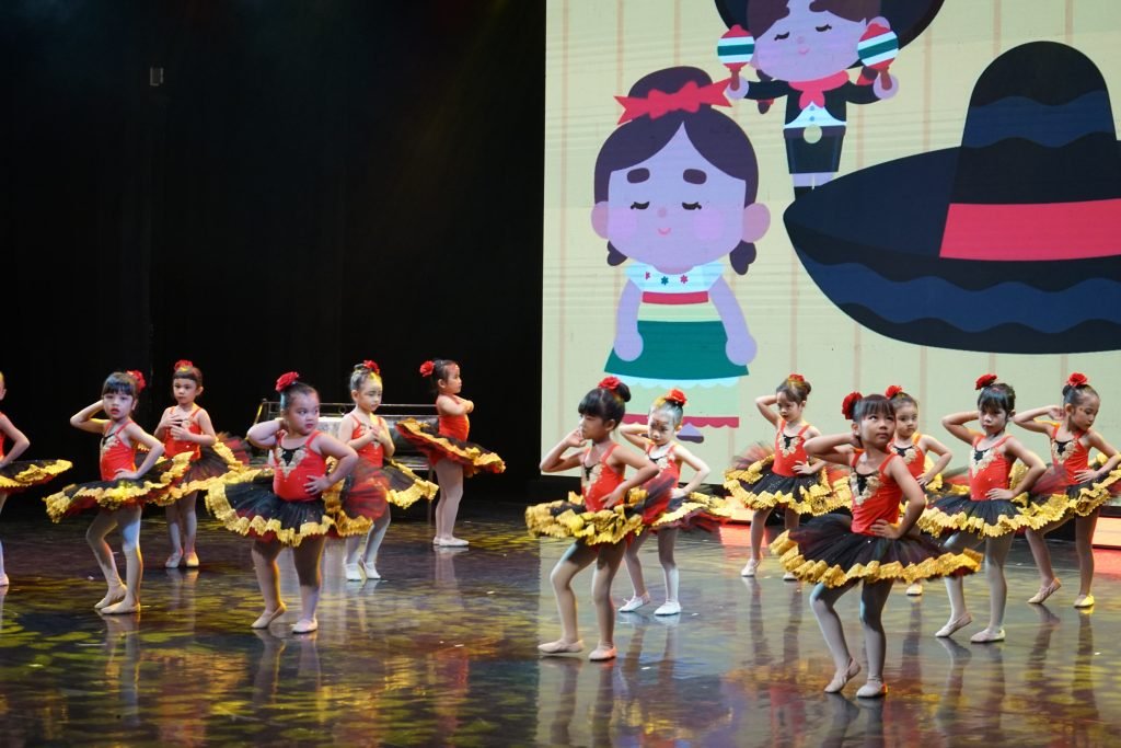 pertunjukan balet anak OPB di atas panggung dengan kostum dan koreografi kelompok