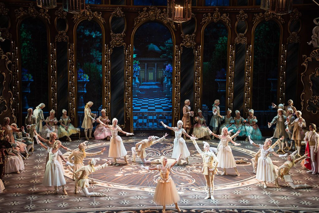 Pertunjukan balet Cinderella dengan formasi ensemble di panggung besar balet klasik