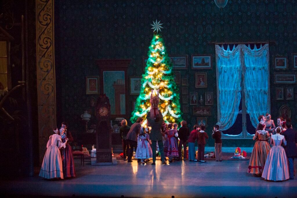 Pertunjukan balet The Nutcracker dengan dekorasi panggung fantasi dan nuansa Natal
