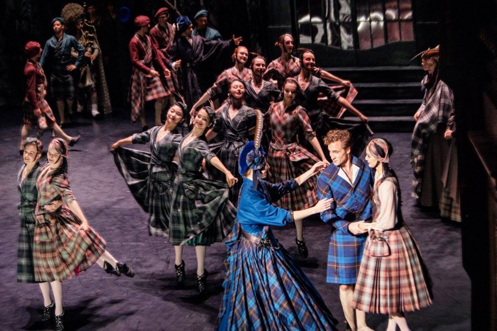 Balet La Sylphide dengan suasana romantik dan karakter sylph yang ringan dan halus