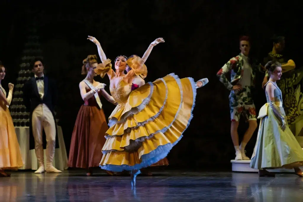 Balet Cinderella ditampilkan di panggung besar dengan formasi penari balet klasik dan nuansa dongeng