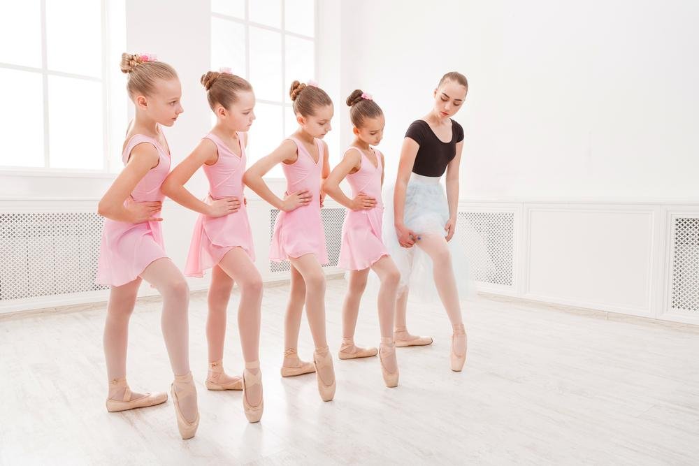 Anak-anak sedang latihan balet bersama instruktur profesional di studio balet modern