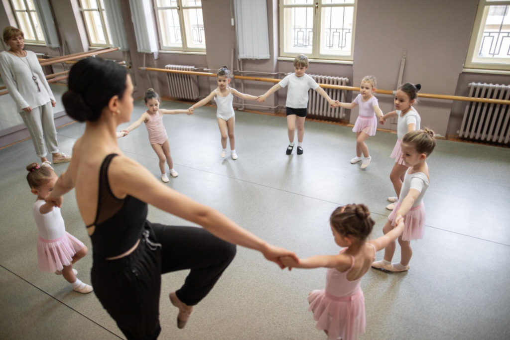 Anak toddler belajar balet bersama guru