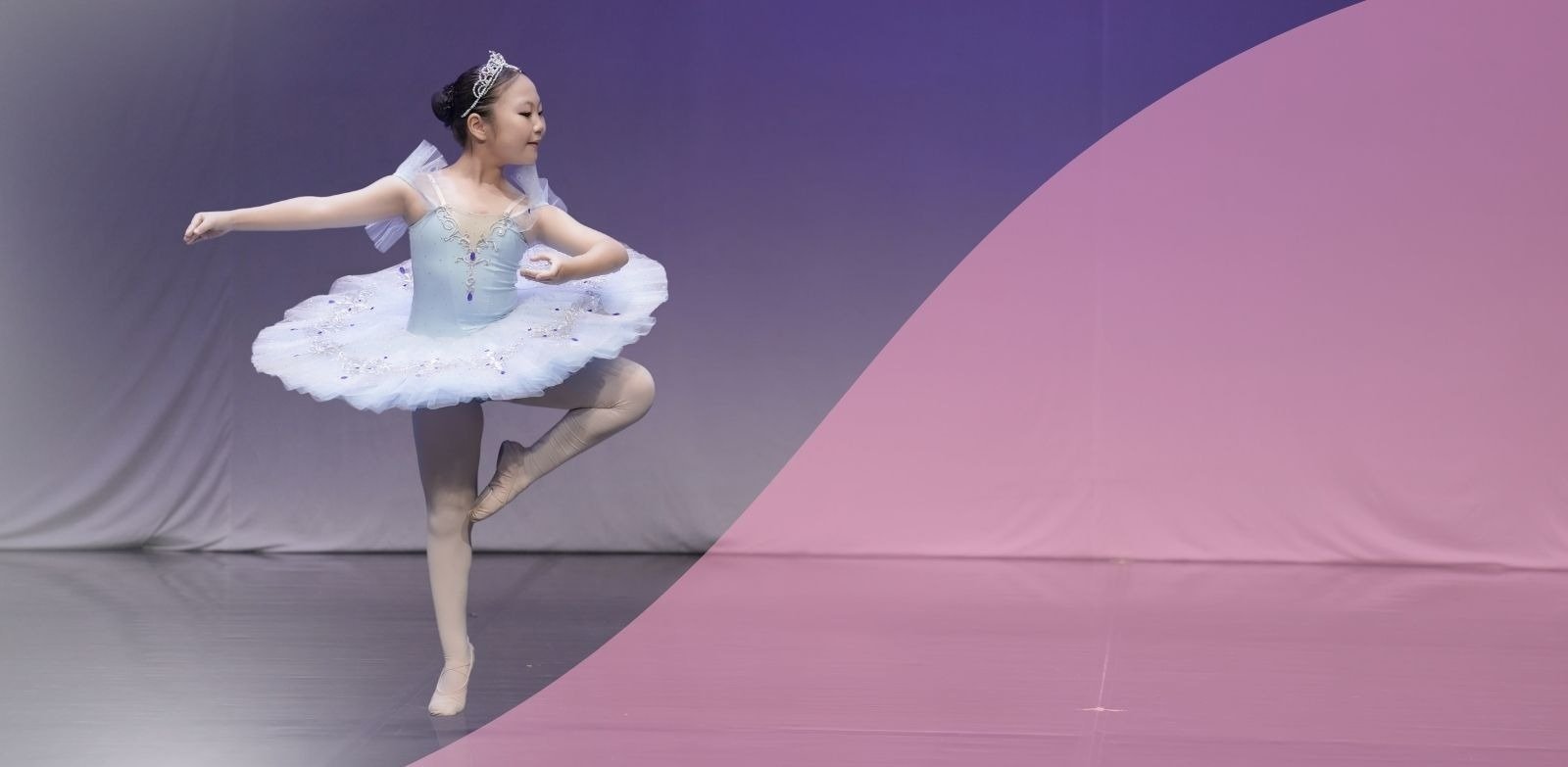 Siswa On Point Ballet School menampilkan balet klasik dengan tutu di atas panggung
